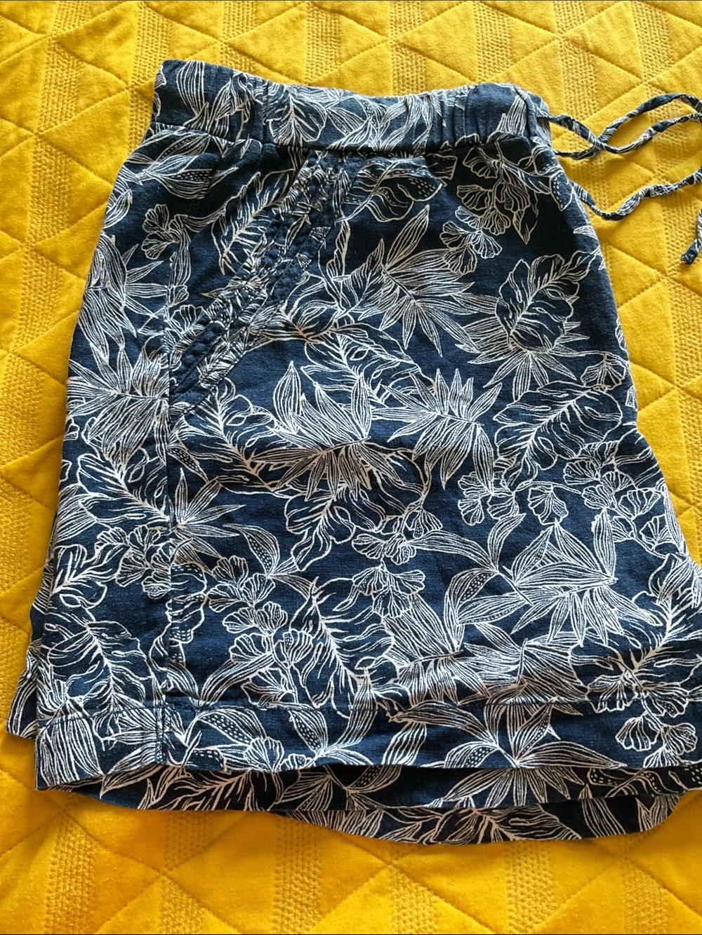 Briggs Womens XL Navy Blue White Tropical Leaf Print Linen Blend Pull On Shorts - Picture 2 of 3